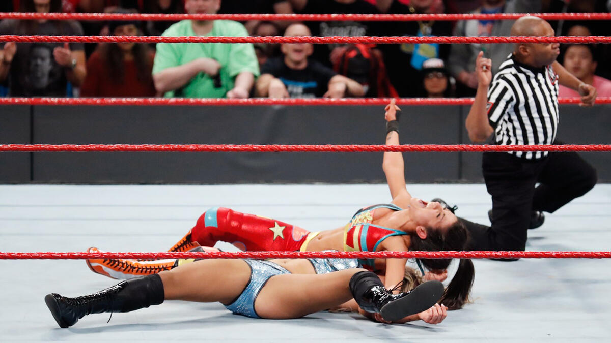 Unknowingly benefiting from an assist from Sasha, Bayley pins Charlotte to retain the Raw Women's Championship. 