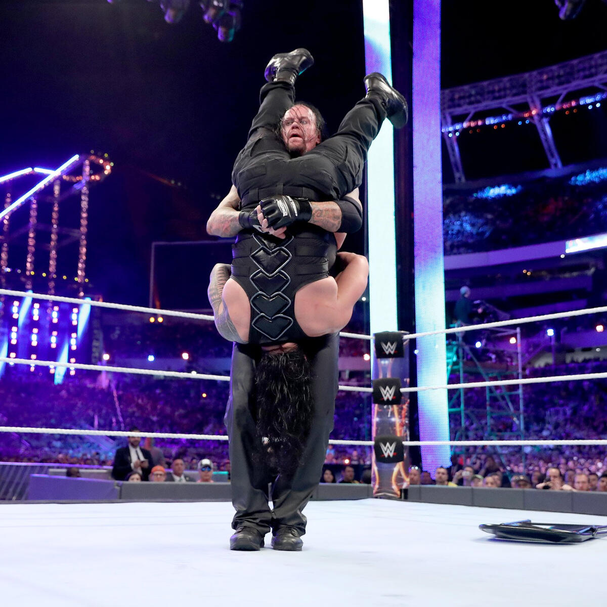 Undertaker menghadiahi Roman Reigns gerakan Pacak Nesan