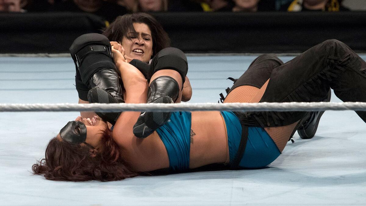 "The Queen of Suplexes" locks in a nasty armbreaker on González. "The Queen of Suplexes" locks in a nasty armbreaker on González.