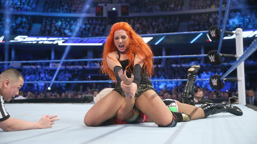 Becky locks in the Dis-arm-her for the win, as Alexa is about to prop her foot up on the ropes.