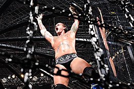 CM Punk comemora após vencer a Elimination Chamber Raw