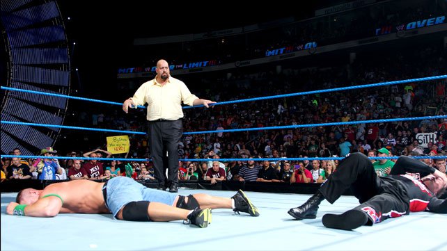 John Laurinaitis bate John Cena com a ajuda de Big Show.