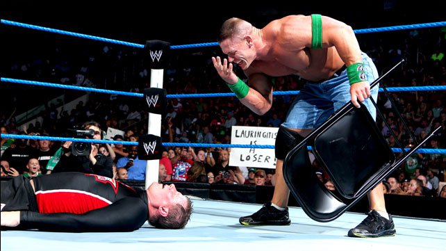 John Cena esmagado John Laurinaitis a acima do limite.