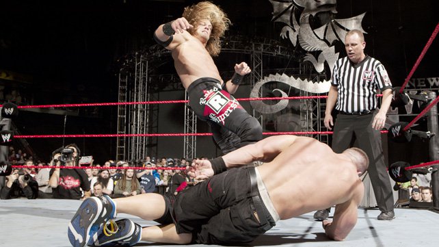 Borda chuta John Cena en rota para o sucesso lucrando com o dinheiro na pasta do banco e ganhar o WWE Championship.