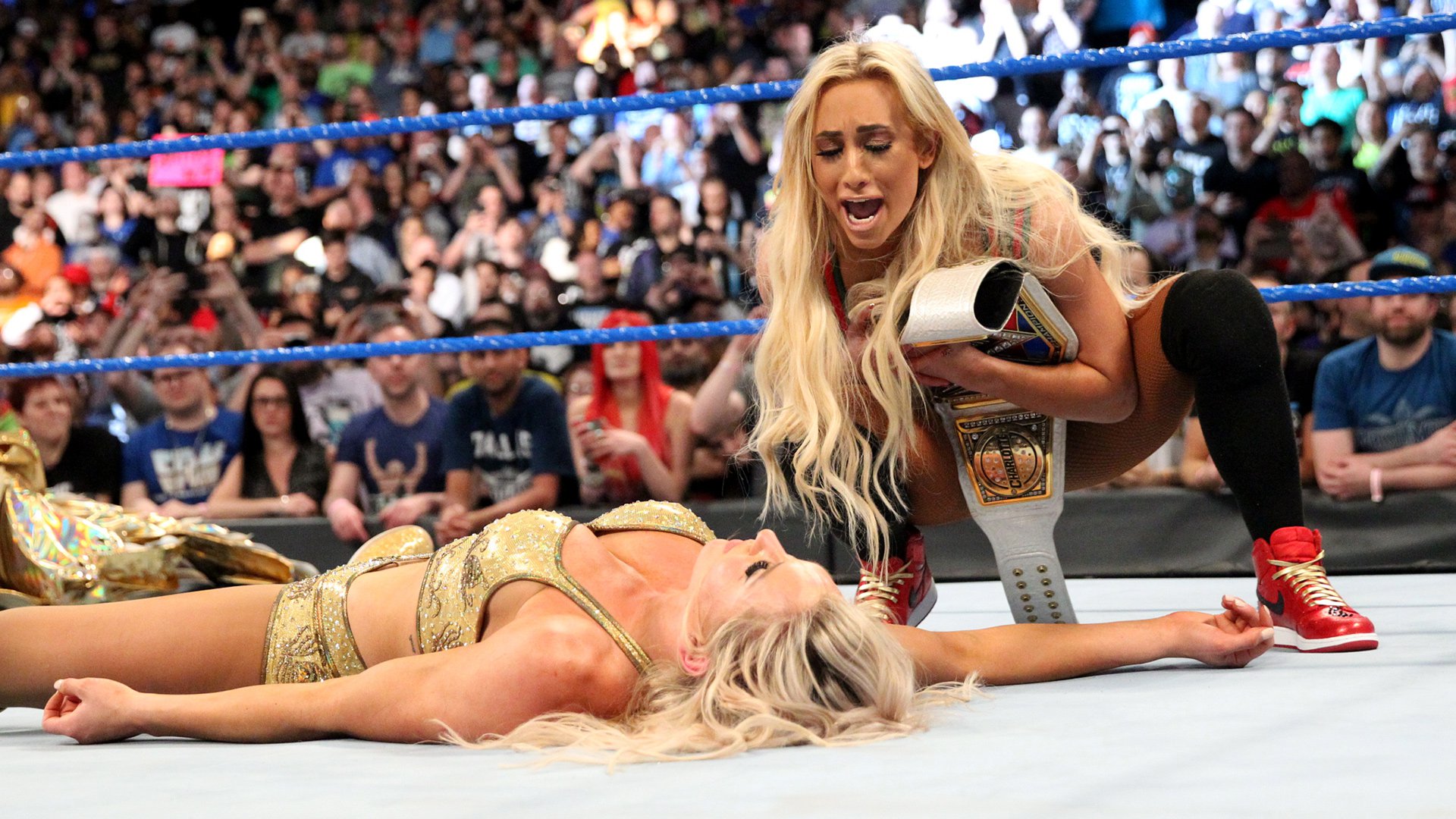 Resultado de imagem para carmella-cashes-in-her-money-in-the-bank-contract-on-charlotte-flair-smackdown-live-april-10-2018