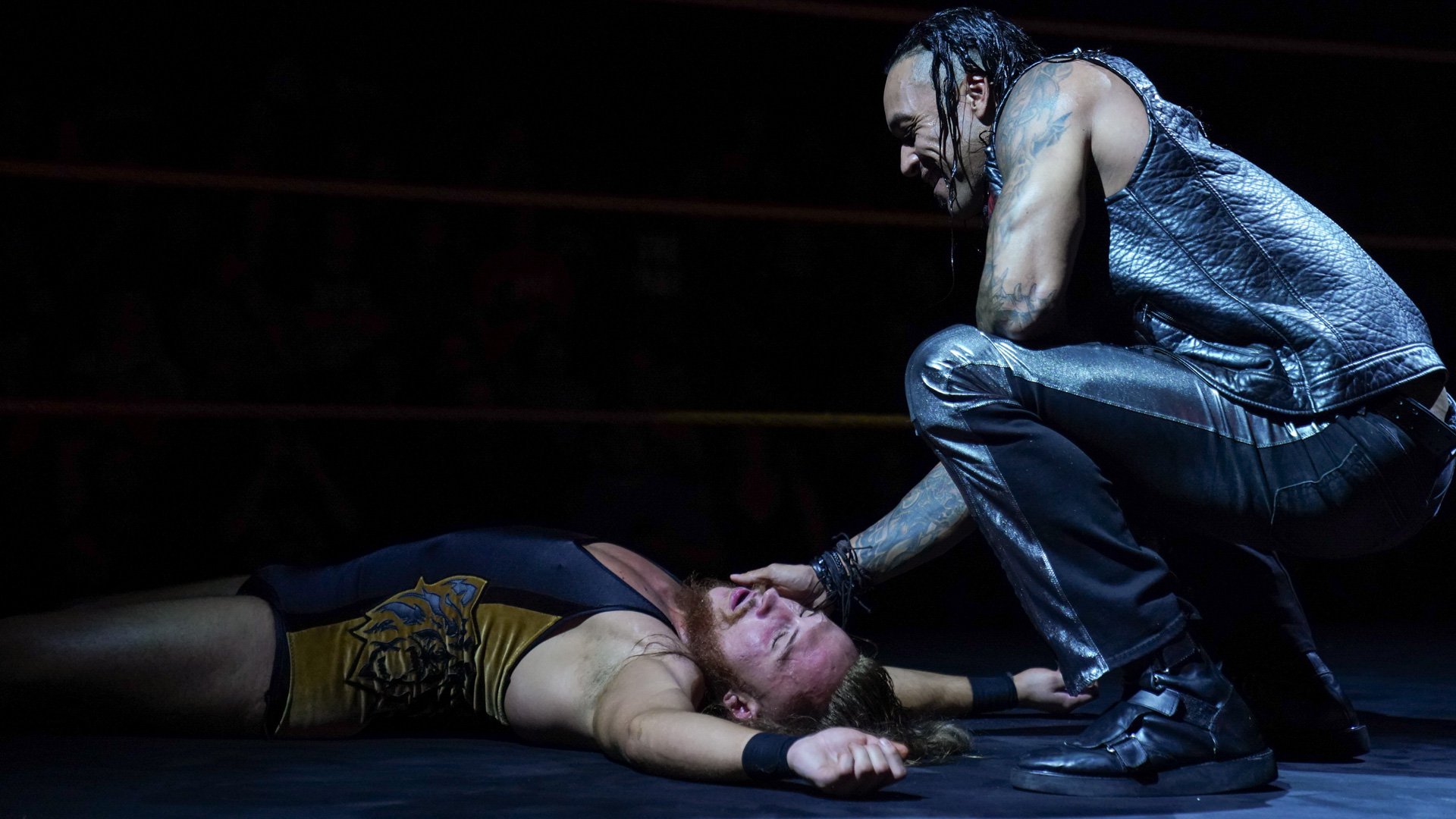 Após a luta, Pete Dunne comemora a vitória, mas é atacado por Damian Priest. 