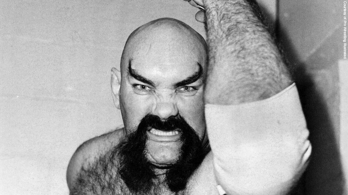 Ox Baker creó una apariencia aterradora con su bigote y cejas diabólicos.