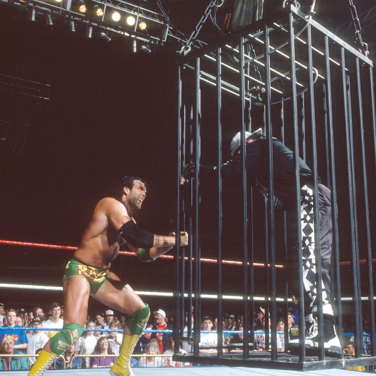 El chico malo encerró al gofer de Double J él mismo en la jaula y dio el visto bueno para que se elevara por encima del ring.