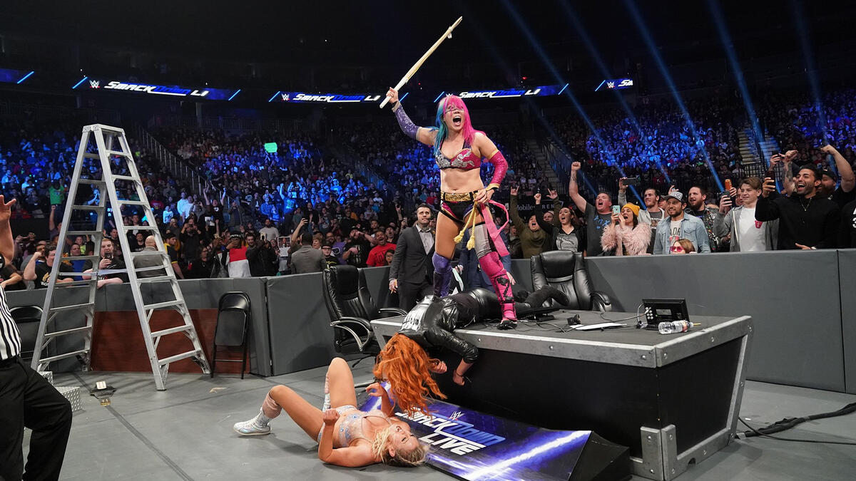 Asuka lets out a war cry and stands tall as SmackDown LIVE concludes!