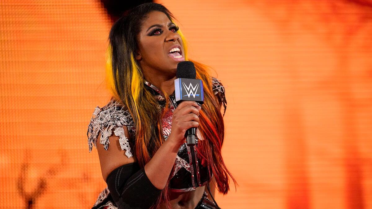 De repente, Ember Moon llega a la escena!