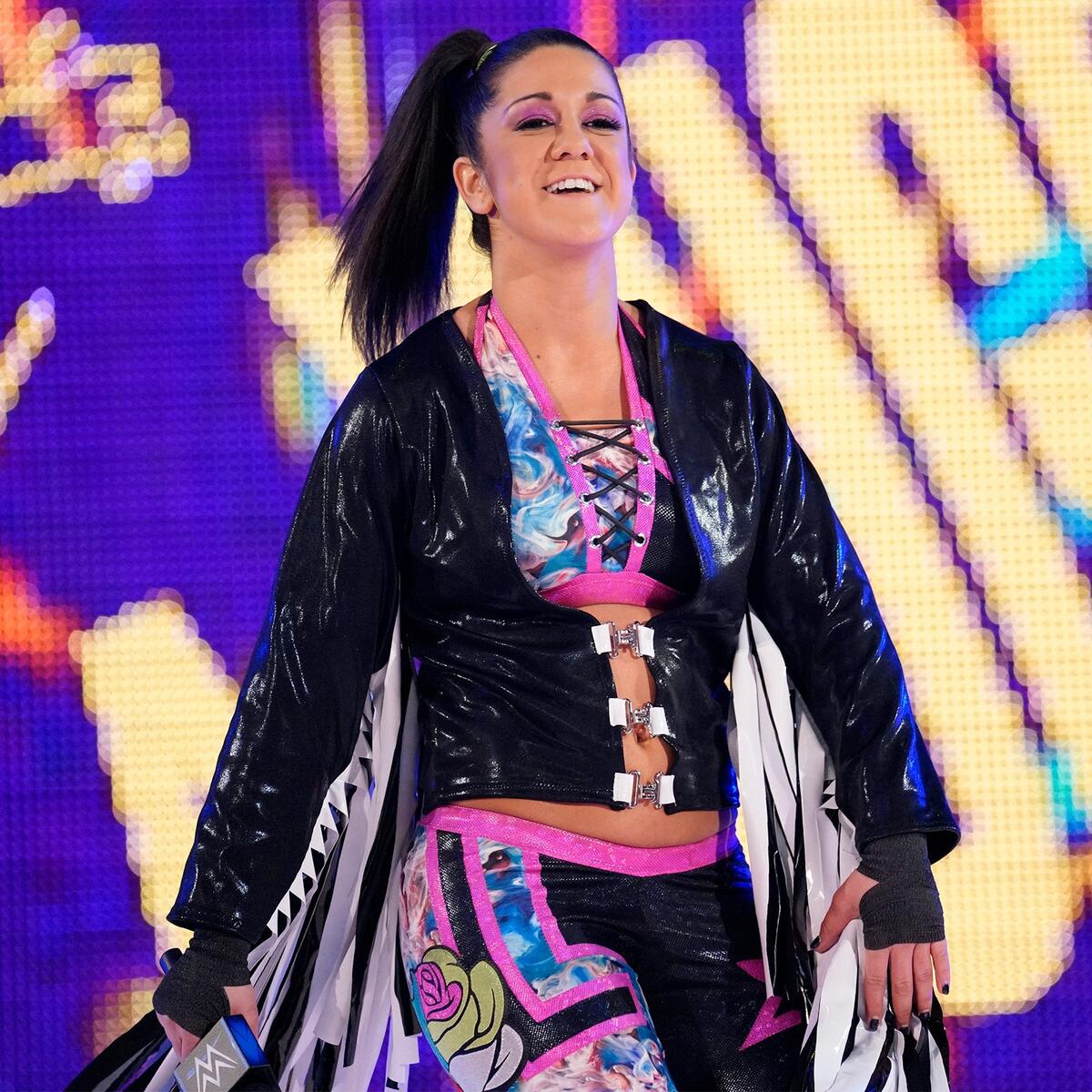 Â¡Bayley tambiÃ©n se une al Equipo Azul de Raw!