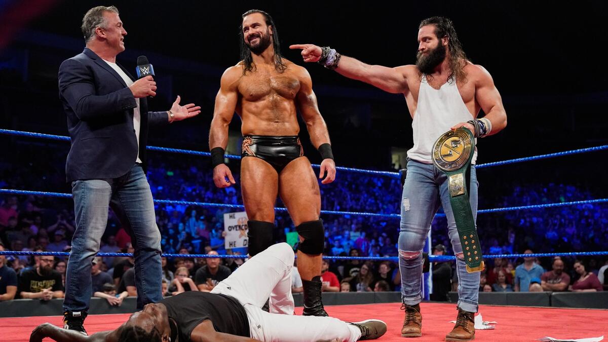 ¡Shane pone a Elias y Drew McIntyre en un partido de equipo contra R-Truth y Roman Reigns para esta noche!