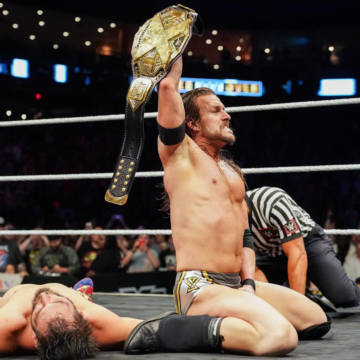 Después de nivelar a Johnny Wrestling con un épico Last Shot, ¡Cole obtiene el 1-2-3 para ganar el Campeonato NXT!