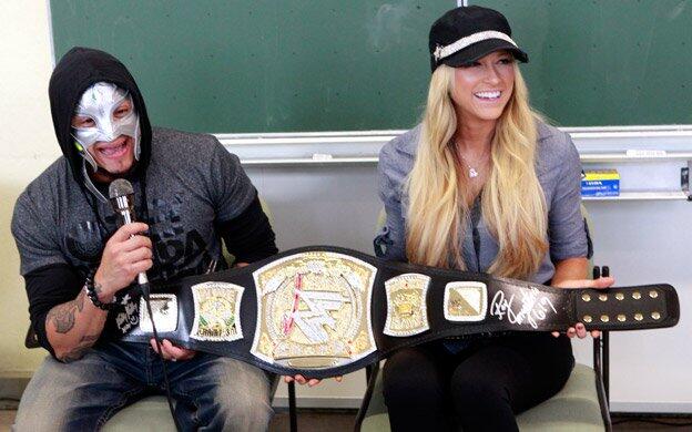 Kelly Kelly Embrasse Rey Mysterio WWE: Les Secrets D'une