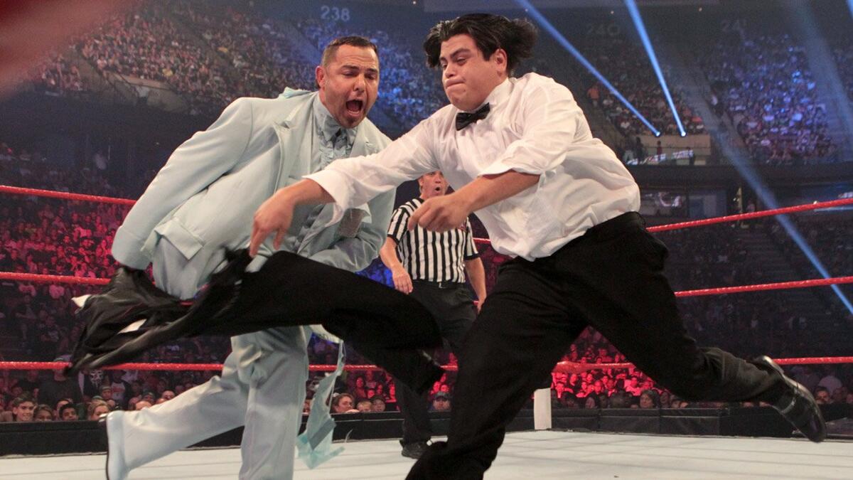Después de que Ricardo pierde su abrigo deportivo a manos de su oponente, Santino realiza su mejor impresión de Tito Santana, incitando a Ricardo a correr hacia él como un toro.