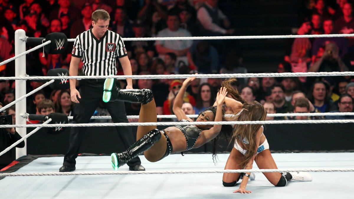 Nikki Bella vs. Naomi - Divas Title Match: WWE Extreme Rules 2015