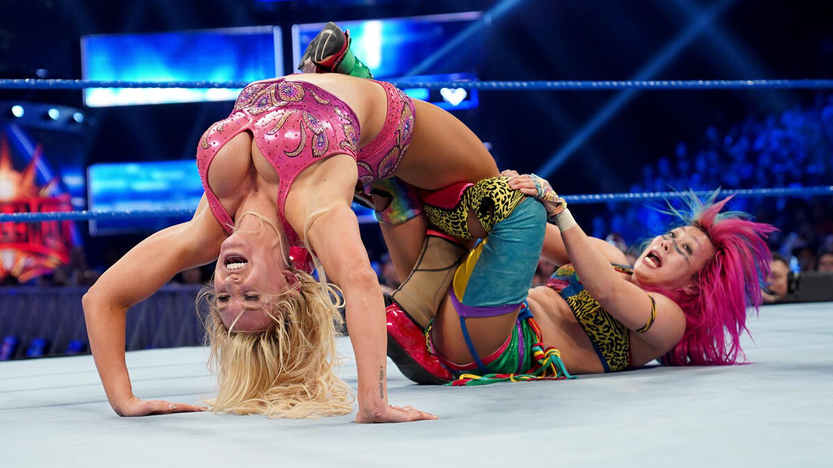 Charlotte Flair tiene en la mira a Asuka antes de su gran combate en Wrestl...