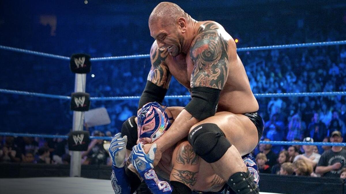 Rey Mysterio Y Batista Luchan En Equipo