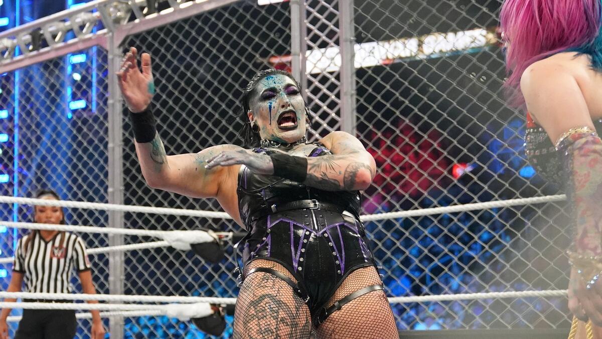 Asuka blinds Rhea Ripley with the Poison Mist: Survivor Series ...