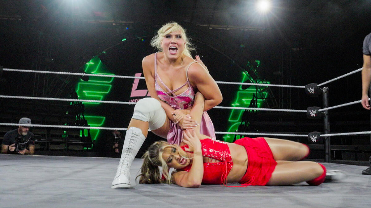Zena Sterling, Sirena Linton get heated during fiery singles bout: WWE LFG | WWE
