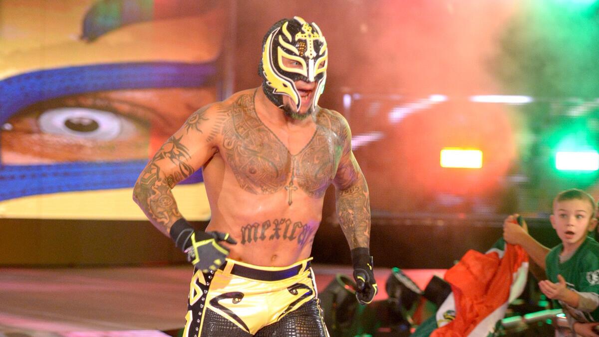 Meet Rey Mysterio in Calgary, Alberta | WWE
