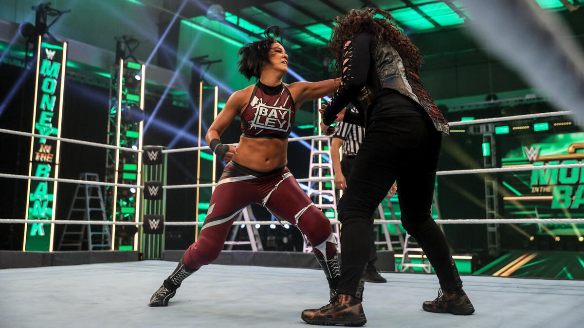 Bayley vs. Tamina -- SmackDown Women's Championship Match: photos | WWE