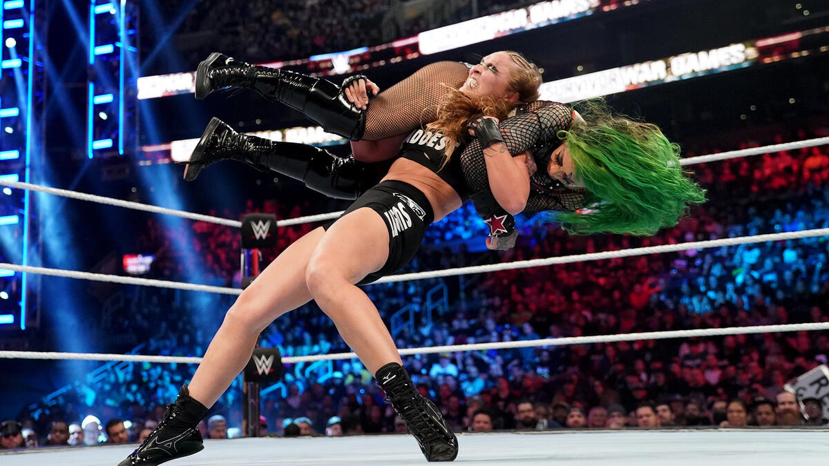 Ronda Rousey vs. Shotzi -- SmackDown Women's Championship Match: photos |  WWE
