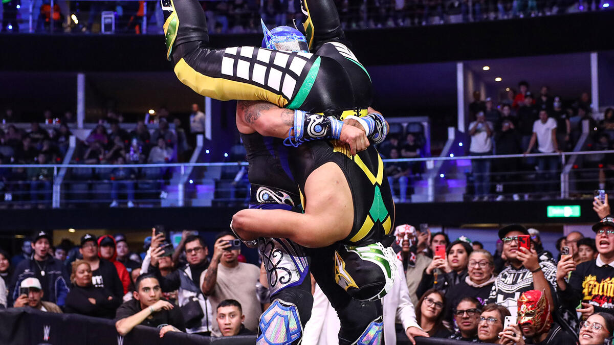 Abismo Negro drives El Fiscal into the announce table: AAA Rey de Reyes ...