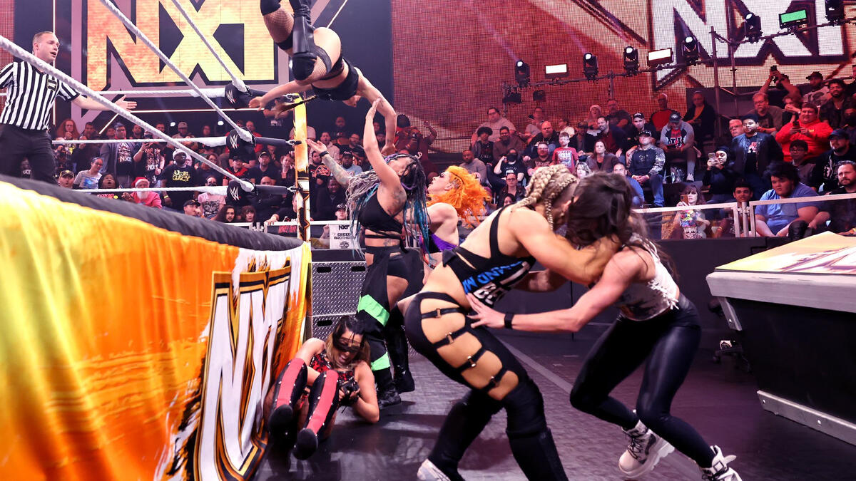 Toxic Attraction en WWE NXT 13 de Diciembre 2022 Repeticion