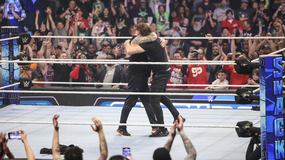 Abrazo de Kevin Owens y Samy Zain en WWE SmackDown 17 de Marzo 2023 Repeticion