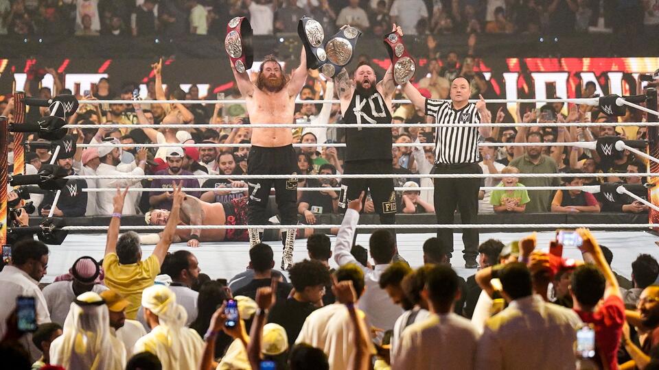 Owens & Zayn vs. Reigns & Sikoa