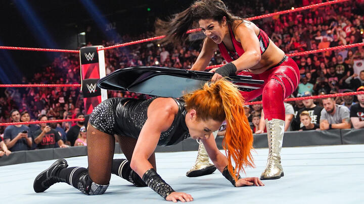 Bayley atacando a Becky Lynch