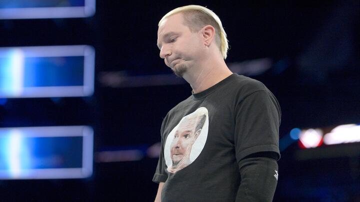 James Ellsworth assina com a WWE