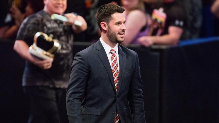 Tom Phillips junta-se à equipa de comentadores do WWE SmackDown