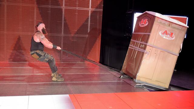Strowman vs. Owens