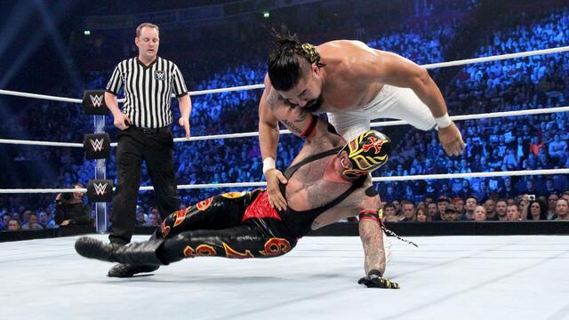 Mysterio vs. Almas