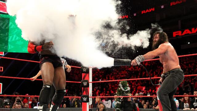 Elias vs. Bobby Lashley – Miracle on 34th Street Fight: photos