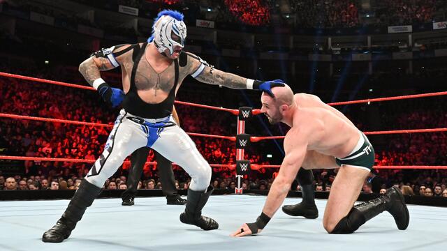 Mysterio vs. Cesaro