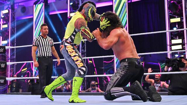 Mysterio vs. Rollins