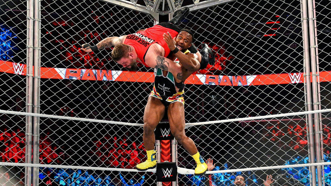 Big E vs. Kevin Owens – Steel Cage Match: Raw, Dec. 6, 2021