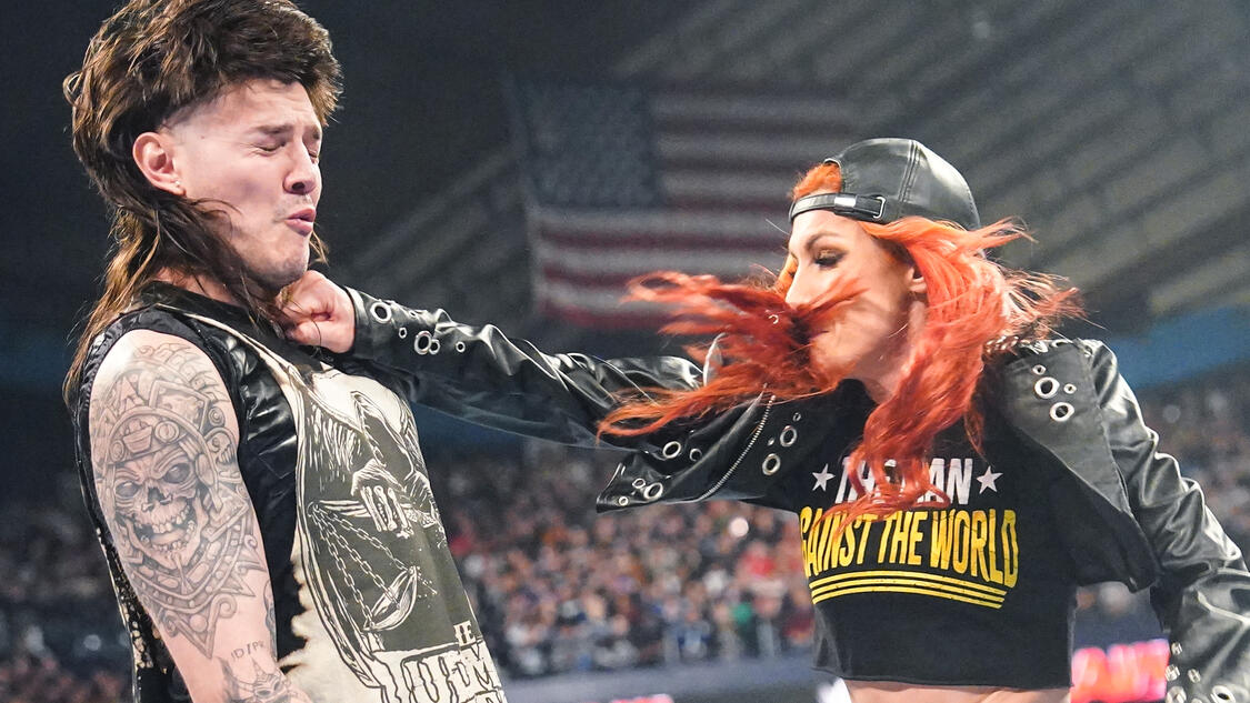 Becky Lynch schlägt Dom Becky Lynch schlägt Dom