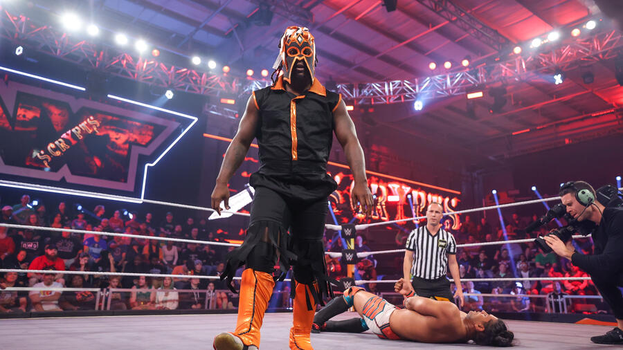 SCRYPTS tem sua máscara retirada no WWE NXT