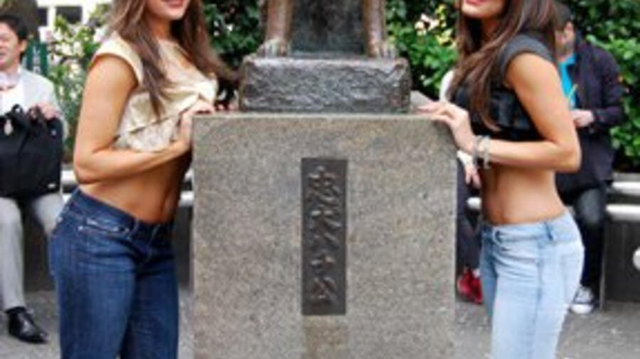 The Bella Twins In Tokyo, Japan - Spring 2010 | Wwe